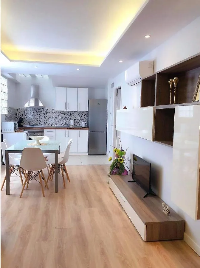 Beautiful 3 Bed Apartment In Los Cristianos Cactus Arona  0*, Arona (Tenerife)